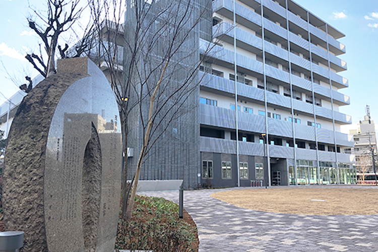 敷地内に残る梅ヶ丘病院全面増改築（1987年）の記念碑石碑。斎藤茂吉が「茂吉われ院長となりいそしむを世のもろびとよ知りてくだされよ」と詠んだ一首が刻まれています。